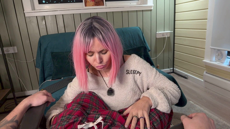 Sandy and Chris: Nejlepší nový rok a vánoční dárek- Je tvrdý čůrák v kalhotách...