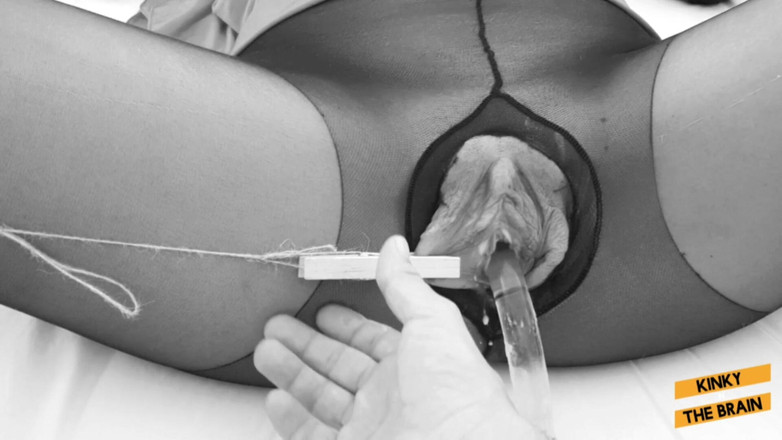 Kinky N the Brain: Mica gaură în ciorapi este tot ce ai nevoie