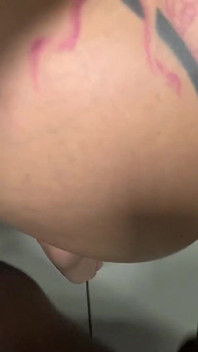 Ella chupó mi clítoris tan deliciosamente que abrí mi culo apretado