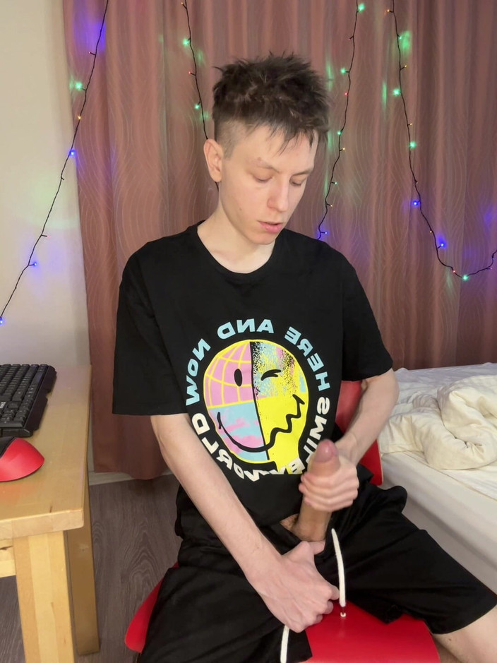 Morflot24: Szybki akademik szarpnięcie sprawia, że 23 cm kutas tryska wszędzie