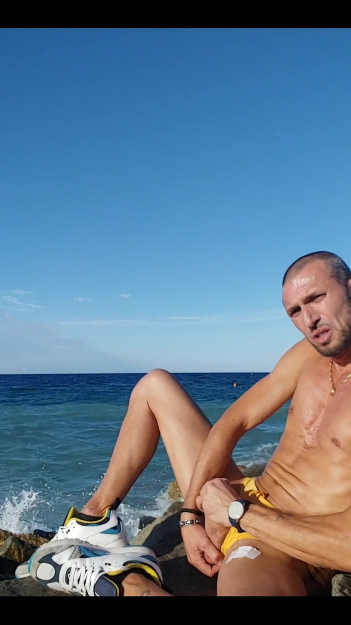 Boy jerking off: À la plage