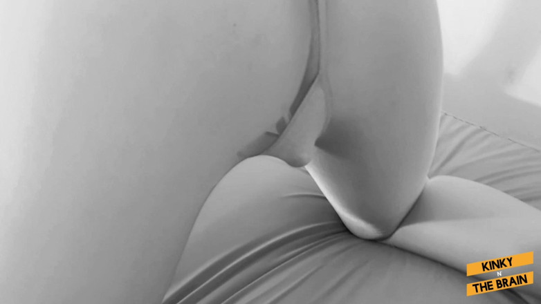 Kinky N the Brain: いたずらな女の子がパンストの中でイクと潮吹き