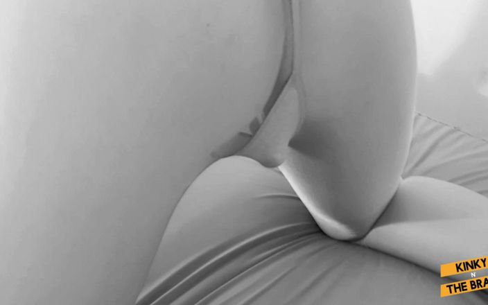 Kinky N the Brain: Une fille coquine jouit et squirte dans ses collants