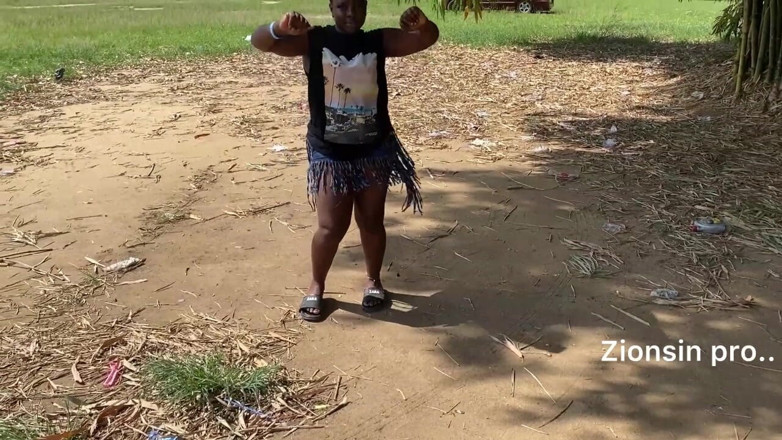 Zion: La Sexy Ragazza Nera Ebano Africana Balla in Pubblico Con...