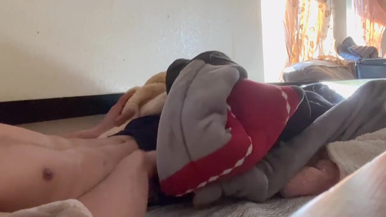 Xooshua (xblue18): Sabah çok sert mastürbasyon yapıyorum / vücuduma boşalıyor