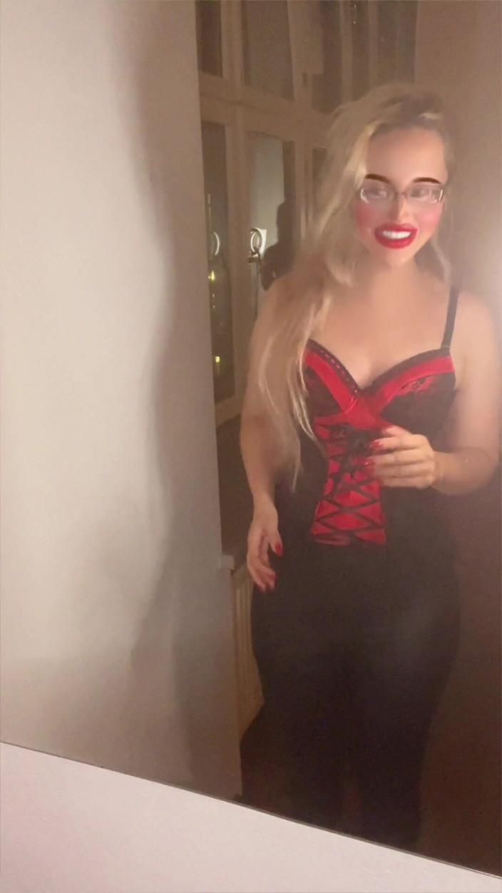 FinDom Goaldigger: セレブリティシンガーへの変身