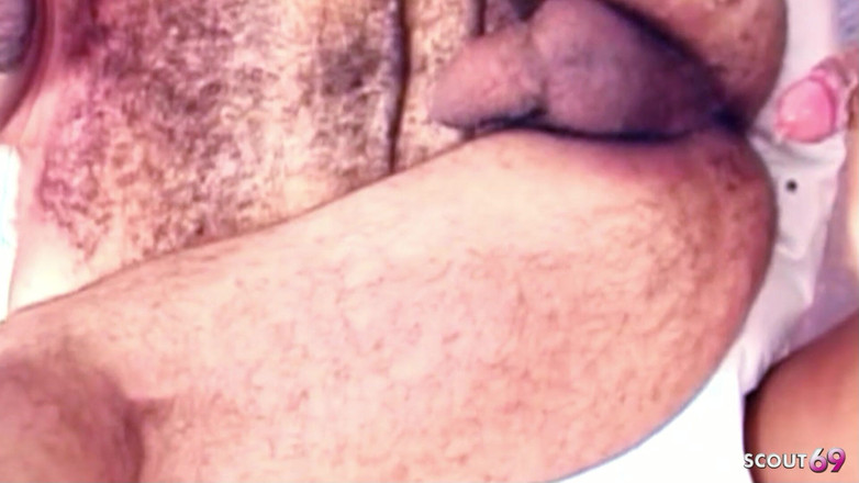 Shemale TS Collection: Un tip extrem de păros este futut anal într-un sex în trei...