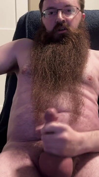 Bebaarde welp grote cumshot