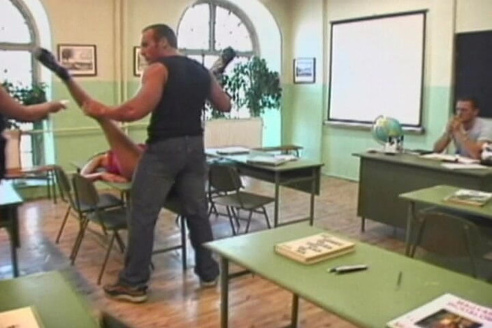 Monde Francais: Французскую шлюху-блондинку трахают в анал в классе