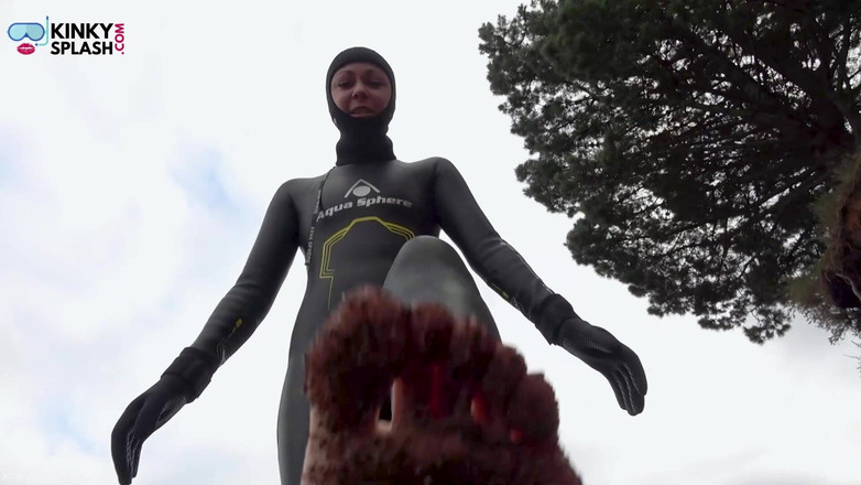 UKCuteGirl Lucy Lauren: Wetsuit giantess को चिढ़ाने के लिए एक छोटा खिलौना मिलता है
