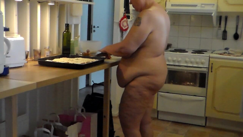Sex hub couple: Jen is all nude and baking