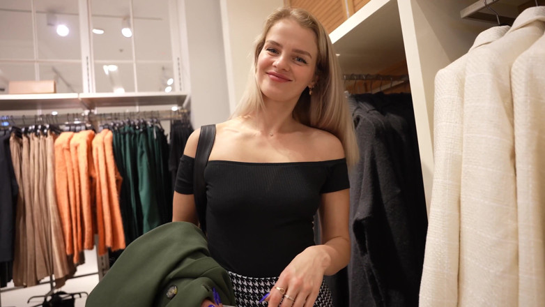 NIGONIKA: Full - läraren träffade en student i en klädaffär och gav...
