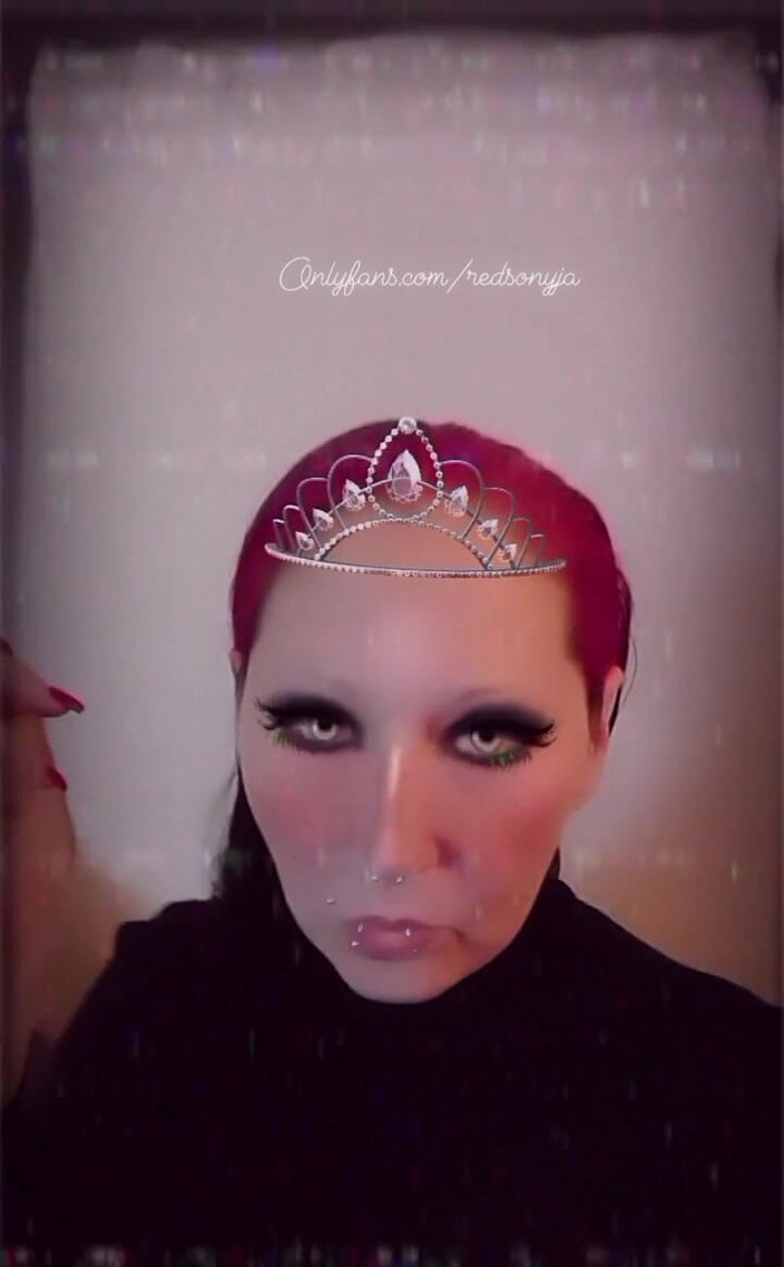 Dominatrix Redsonyja: Kendime tapmayı seviyorum ve özellikle kölem bana taptığında ve tanrılığıma ve...