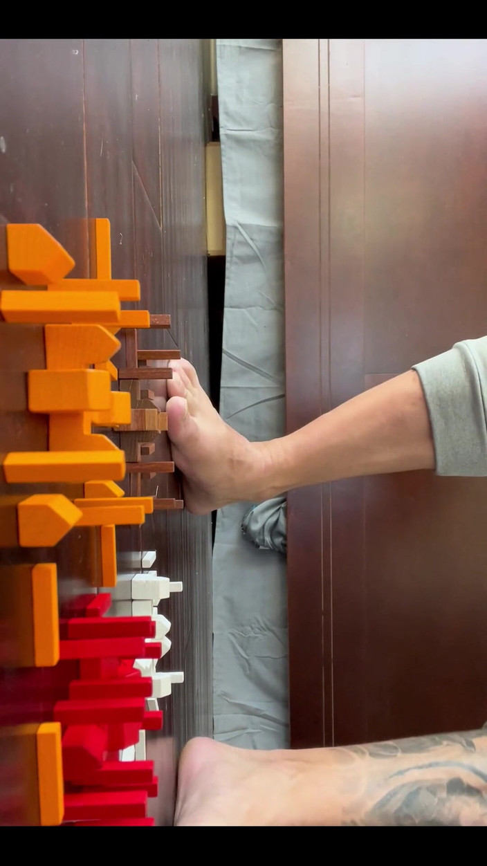 Jasons feet: Dev Jason Tiny City'de eğiliyor