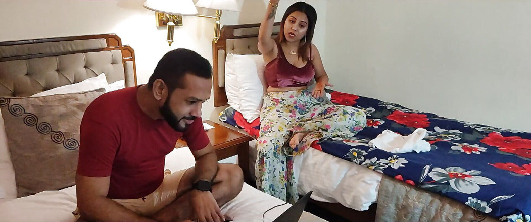 Anjalisingh_sexy: O femeie desi stilată cu prietenul ei într-o cameră de hotel