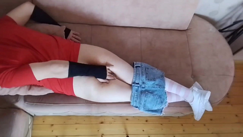 Kitty_Cross: Sissy jucăuș stând cu picioarele încrucișate pe Big Soft Rug