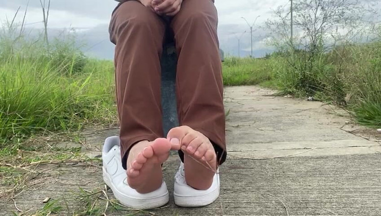 Mr Feet Colombia: 彼女は公の場で靴を剃り、透けたストッキングを履く