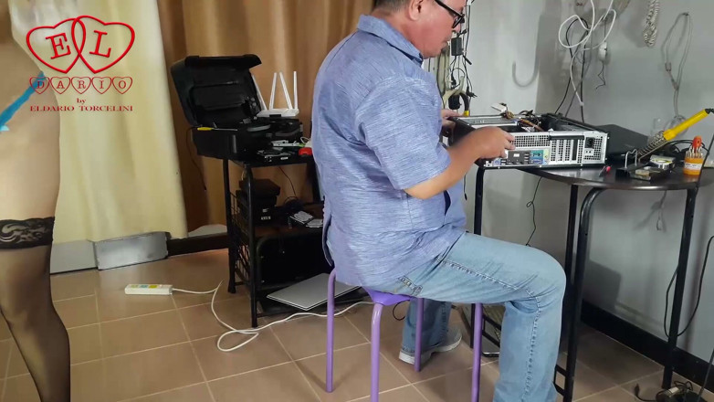 Strange stepfamily: Uma empregada nua está limpando no escritório de um engenheiro...