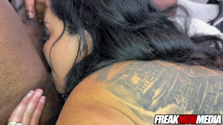 Freak Mob Media: Queen Rogue se la follan como una puta