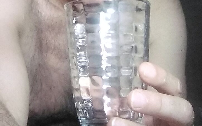 Setesesso7: Eu gostaria de um bom mijo em um copo