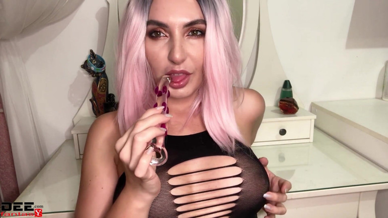 Dee Fantasy: 性感的女孩玩弄阴户并用玻璃假阳具自慰