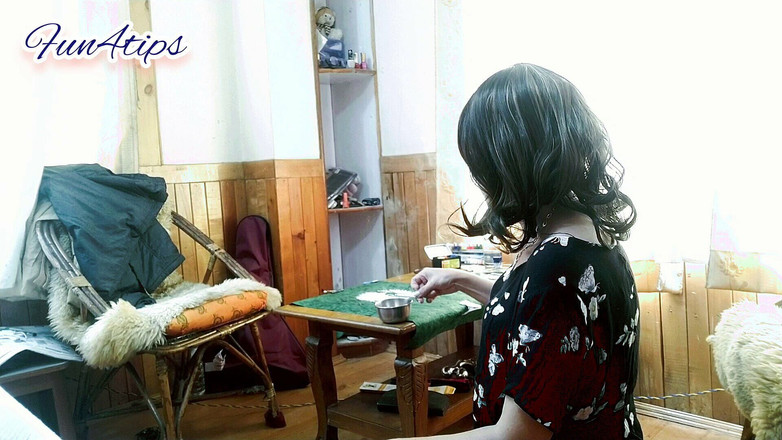 Bolly Karma: Buraya gel, sigara içerken götünü yalıyorum