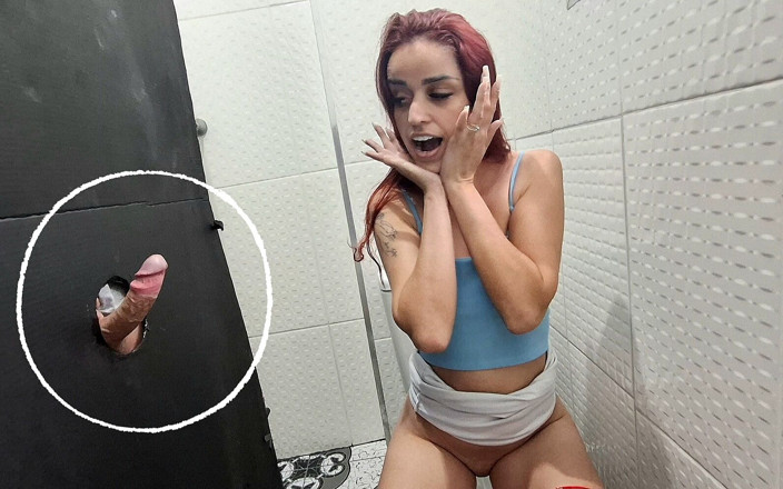 Fanny squirting: ¡chica Universitaria Descubre Un Agujero De Gloria En El Baño...