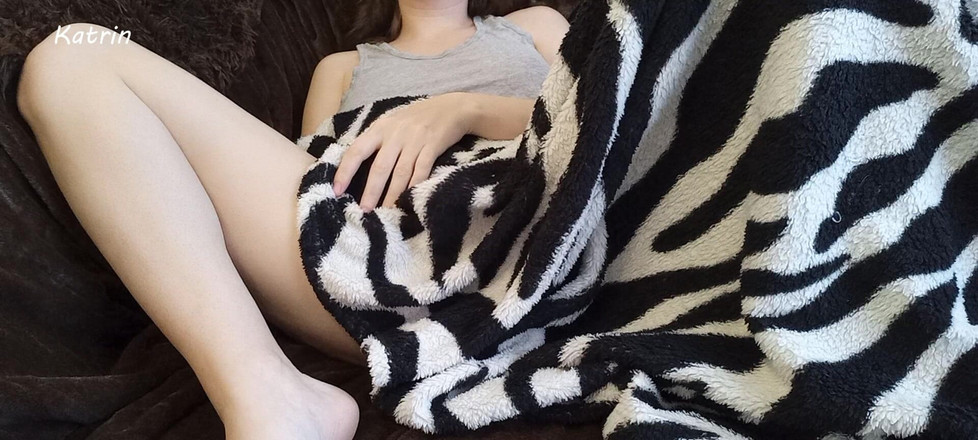 Katrin20: 내 젖은 보지를 담요 밑으로 가지고 노는 중