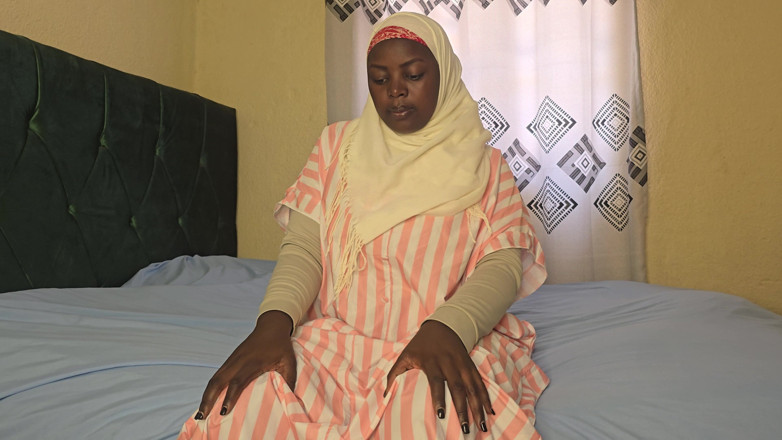 Jocci lena: African Stepmom Fingering Her Self in Another Room in the...