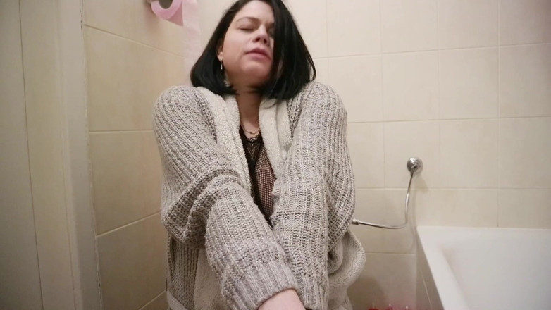 Shione Cooper: Pregnant MILF Smoking Cigarette