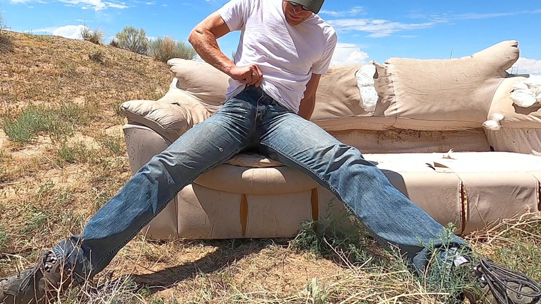 Lapetus: Spijkerbroek nat maken en pissen op een bank in de...