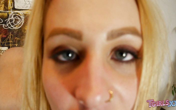 Tgirls.xxx: Trans beauty Avril Vixxxen fucked hard