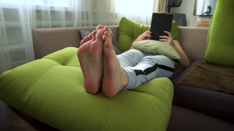 Teasecombo 4K: Chica caliente provocando sus pies sexy real amateur casero
