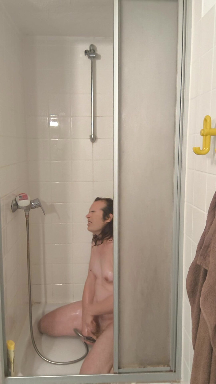 JanineLang: シャワーを浴びてオーガズムに達するまで自慰をする