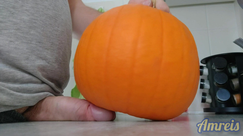 Amreis: Başka bir cadılar bayramı orgazmı. Kabağın üzerinde zonkluyor ve kalın.