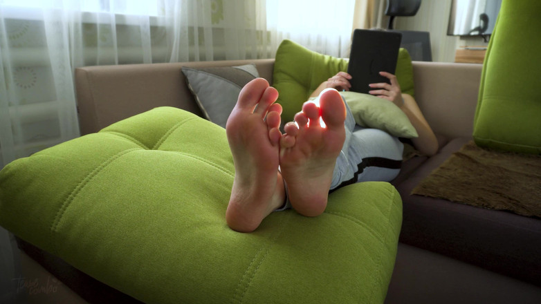 Teasecombo 4K: Fată sexy tachinându-și picioarele sexy, amatoare reală, filmare de acasă