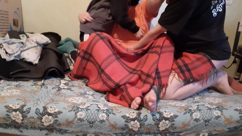 Lesbian-illusion: Mentre stavamo guardando un film, la mia matrigna ha iniziato...