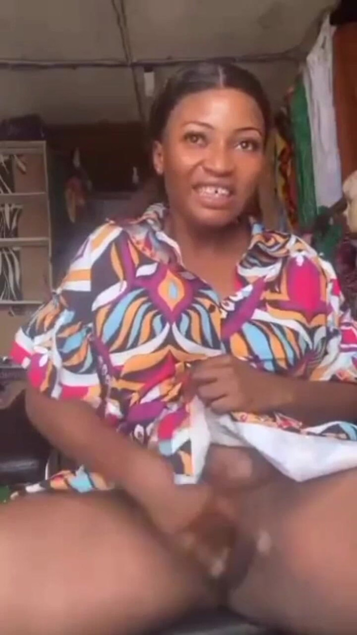 Me and my new slut: Kåt mamma onanerar inuti sin butik, offentlig masterbation sugar mama