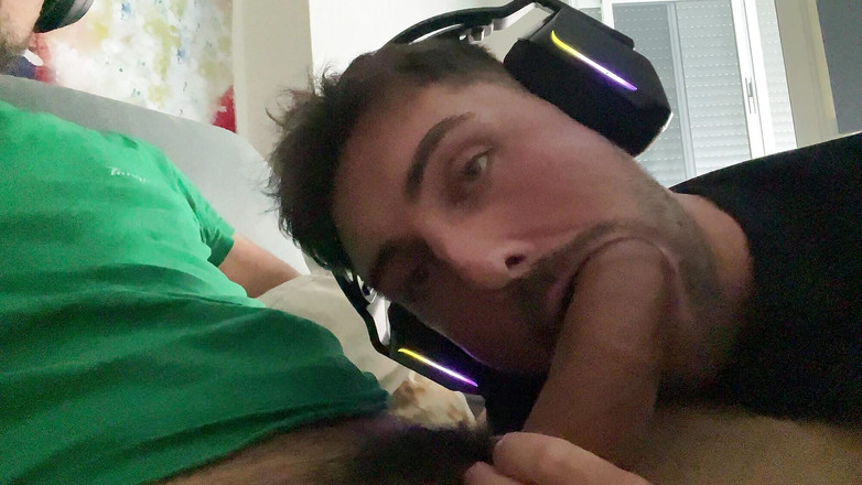 Nenesgaymers: Kita sedang bermain komputer dan dia menghisap zakar saya sehingga...