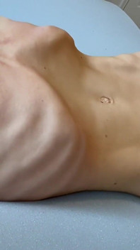 Adoração de abdominais com milf magra musculosa