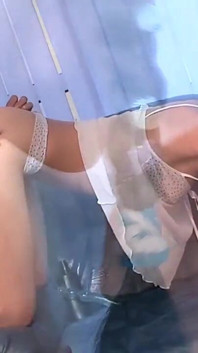Ateşli hatun kız arkadaşını oyuncakla ıslak amıyla sikiyor ve göt deliğini yalıyor