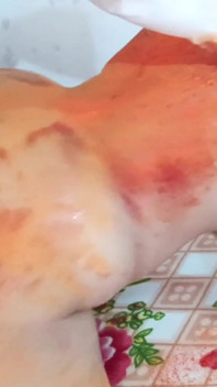 Glücklicher holi mit ihrer schönen und molligen stiefmutter, beide sind sehr genossen, sich gegenseitig gefickt