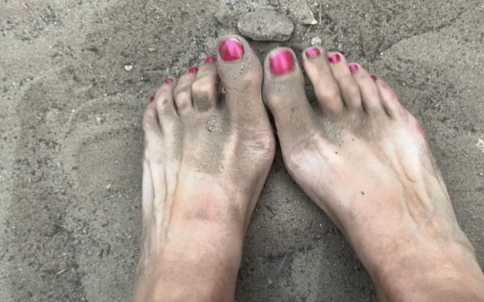 Cuteblonde666: Dirty Feet in the Garden