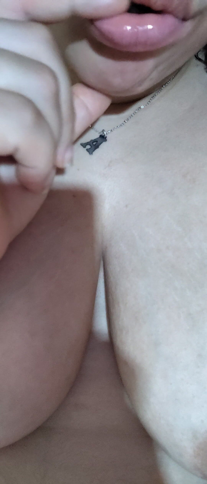 Ali Muhammad: 一个句子女孩在镜头前脱下内衣