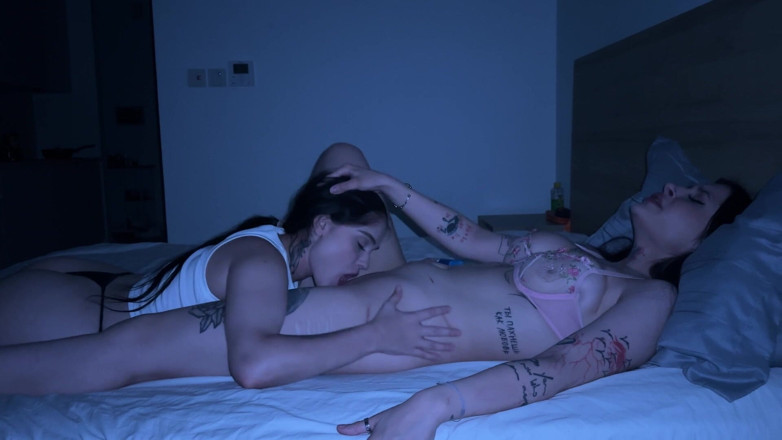 LuchCrush: Roher lesbischer multi-orgasmus mit vibrator