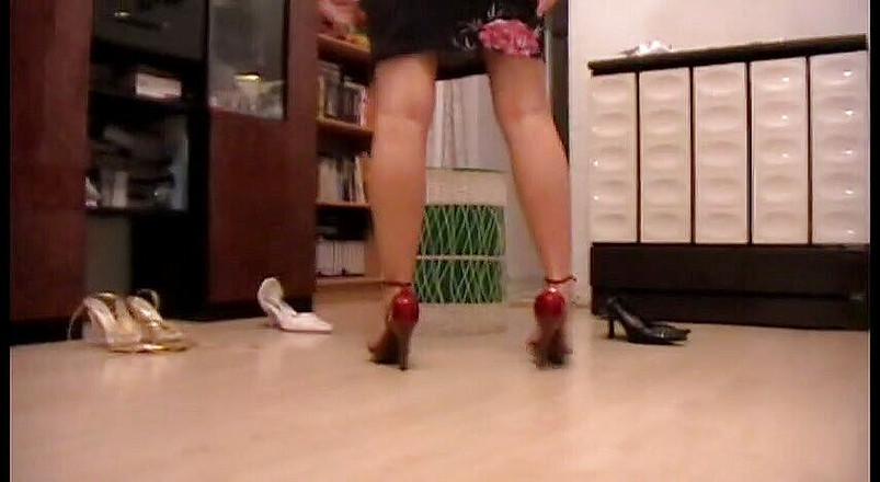 Foot Girls: Yeni yüksek topuklu ayakkabılarını deniyor