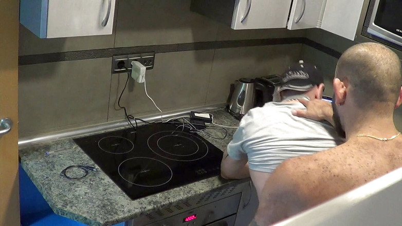 Gaybareback: HWebcam pria yang lebih tua disetubuhi dari belakang di dapur
