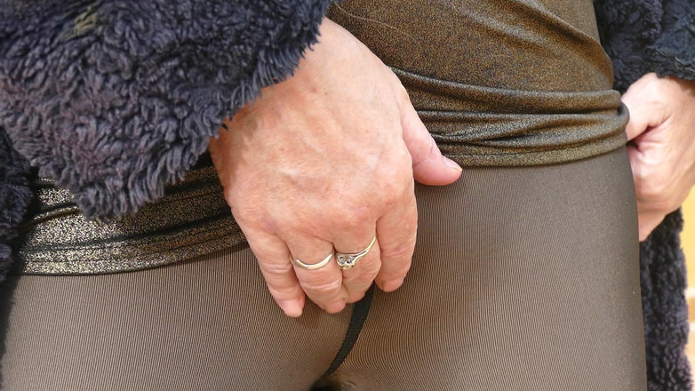 Natalie K: Melancap bermain dubur &amp; mengongkek jari dekat di luar rumah dalam...