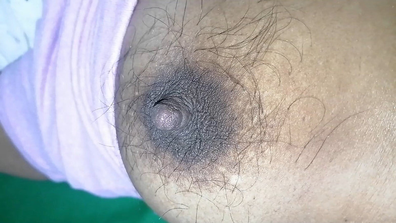 Sweety In Bed: インドの村のバービーが毛深い胸を見せて触れ、セックスされる