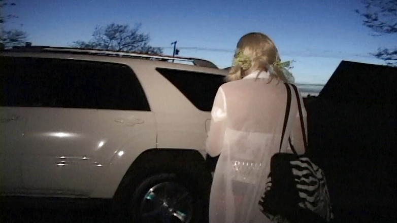 Dirty Dating Live: 顺从的荡妇熟女被男人和机器粗暴地干，变成了桌子